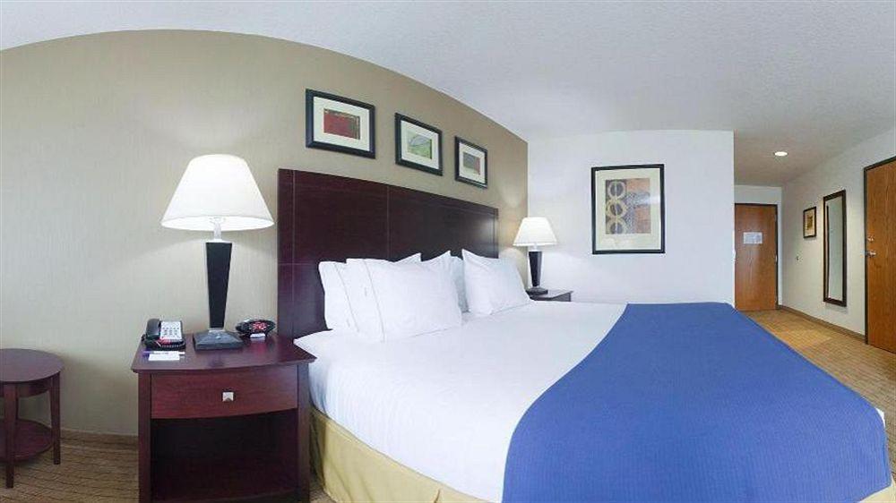 Holiday Inn Express Hotel & Suites Antigo By Ihg Exterior foto