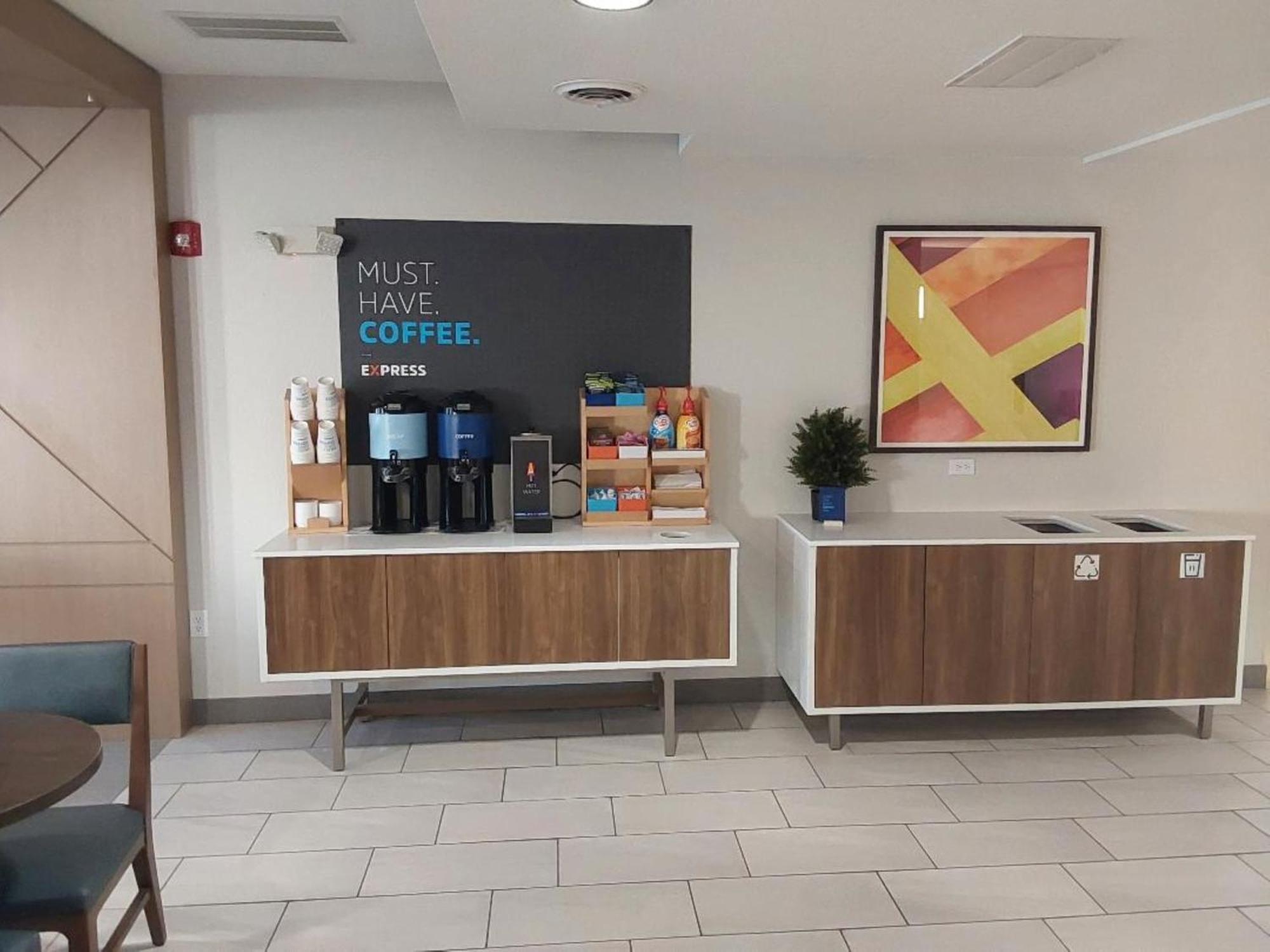 Holiday Inn Express Hotel & Suites Antigo By Ihg Exterior foto